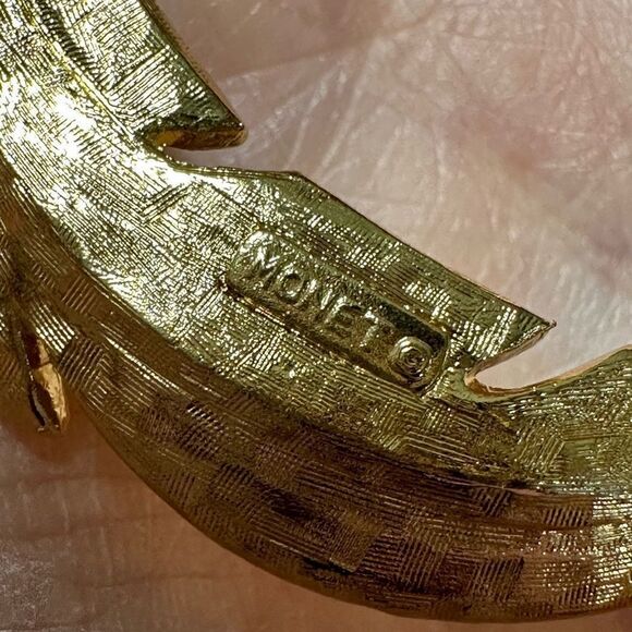 Vintage Signed MONET Brushed Gold Tone Wreath Brooch - Picture 7 of 7